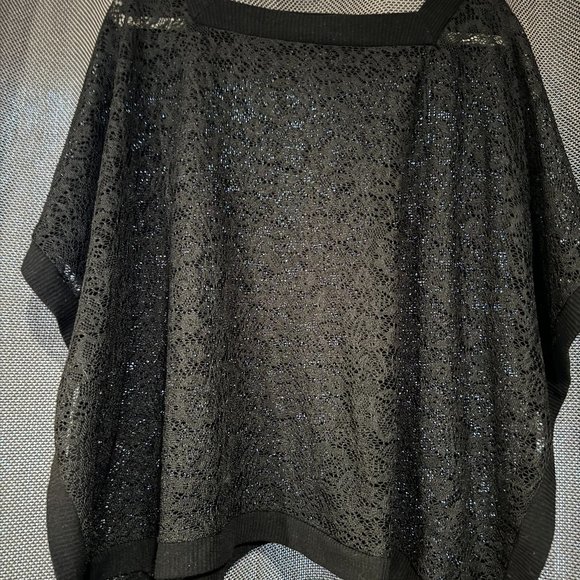 BLACK LACE SQUARE CUT PONCHO - Picture 1 of 2